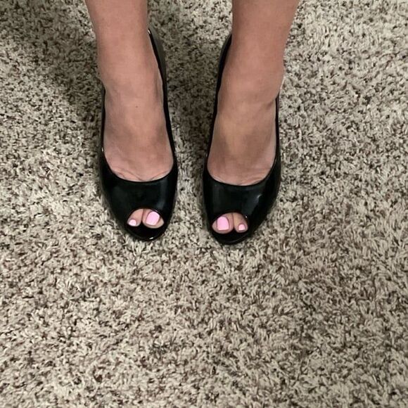 Women's Size 8 Vaneli Patten Leather Peep Toe Heels - Picture 1 of 6